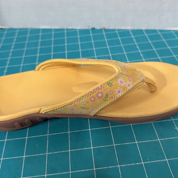 Yellow Floral Spenco Yumi Style Orthotic Flip Flops Size 9 1/2 Wide - Picture 6 of 9